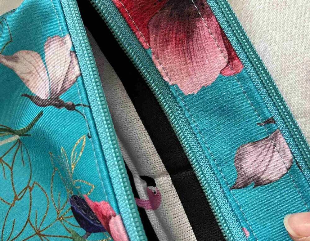 Malá kabelka crossbody "Maličká" ve světle modré s máky