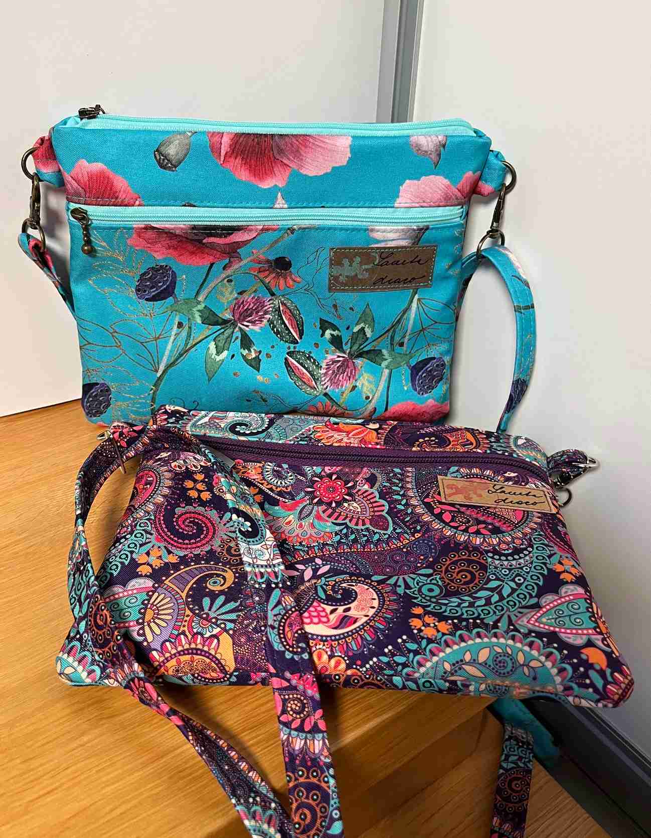 Malá kabelka crossbody "Maličká" fialová se vzorem paisley