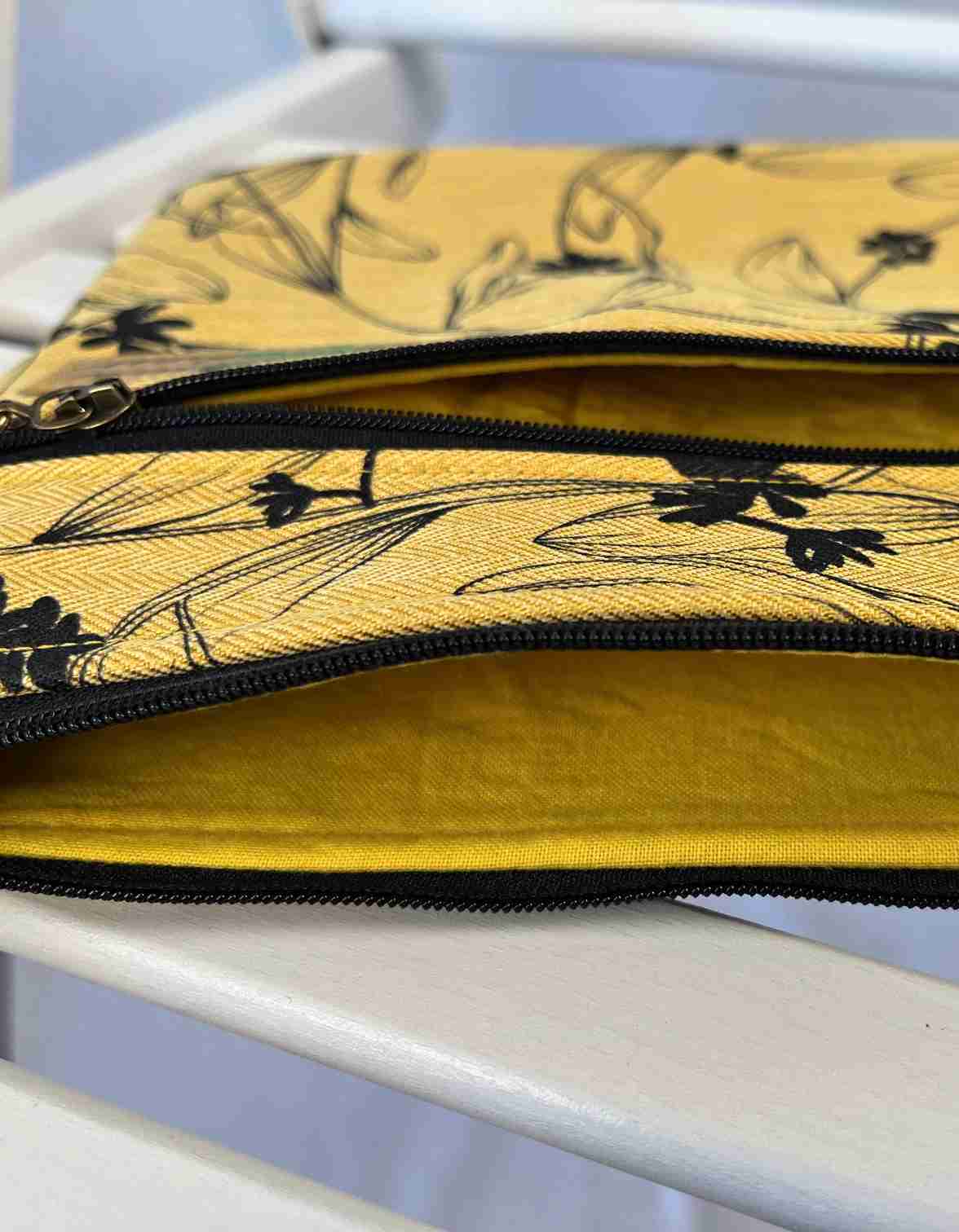 Malá kabelka crossbody "Maličká" žlutá s květy kmínu