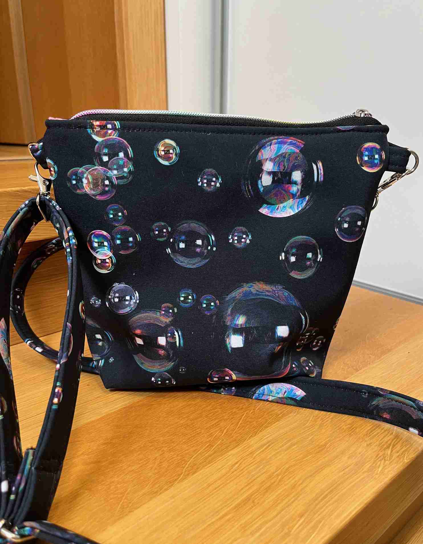 Taštička maličká černá s bublinkami