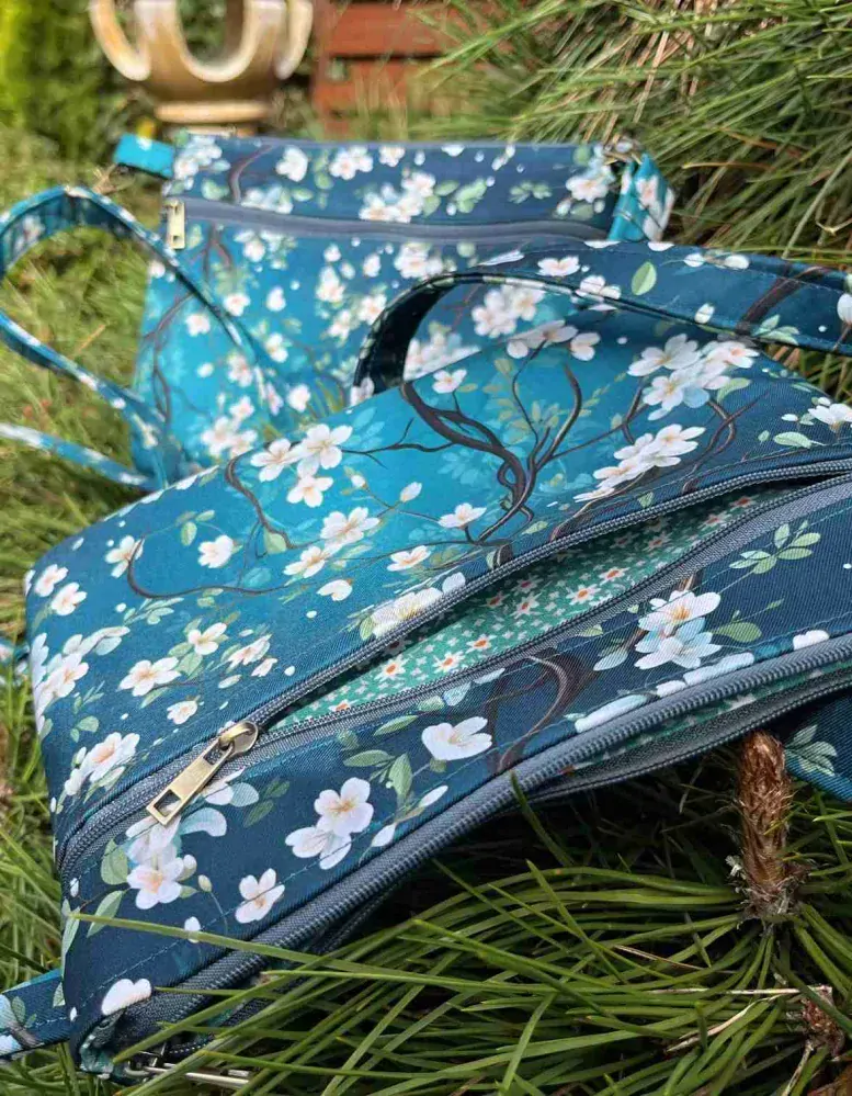 Maličká s jemnými kvítky