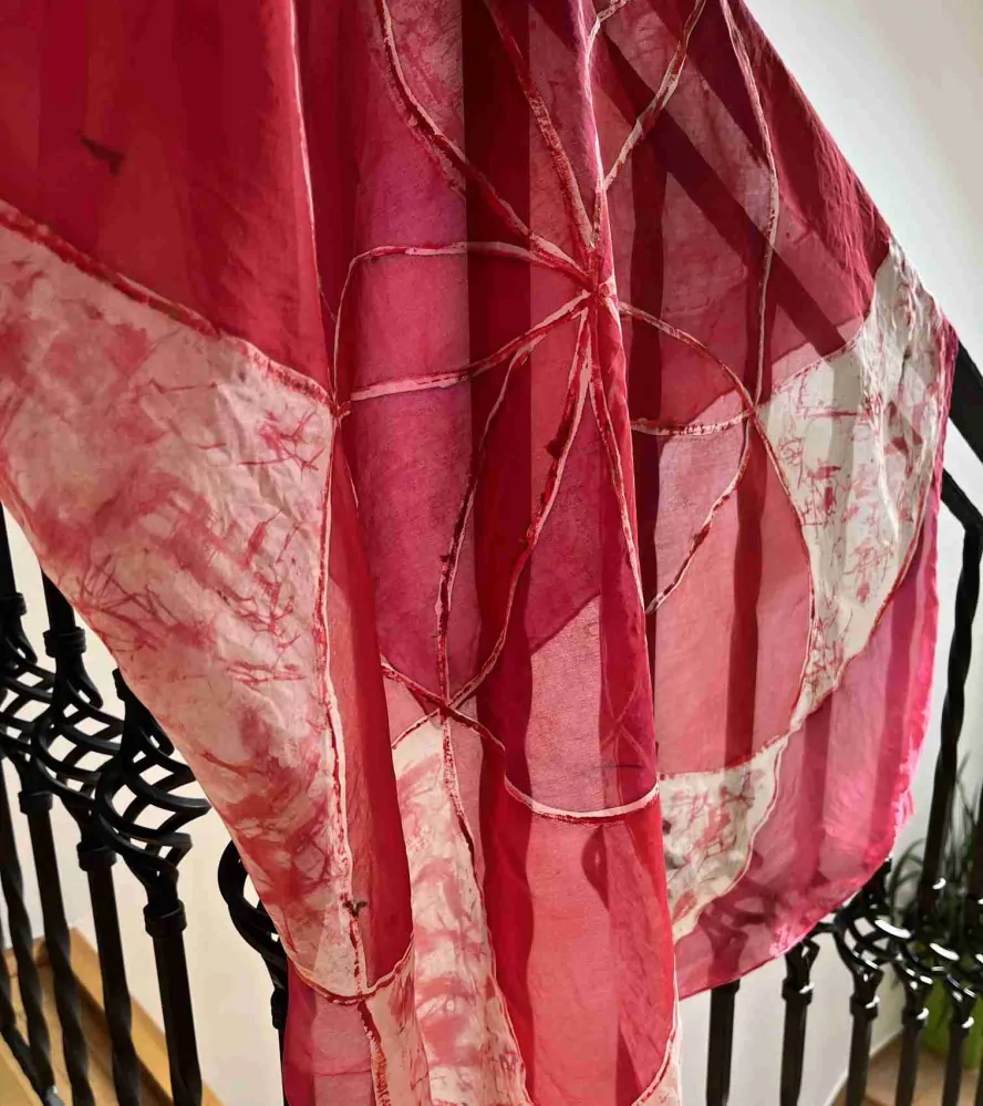 Hedvábný šátek červený Ornament