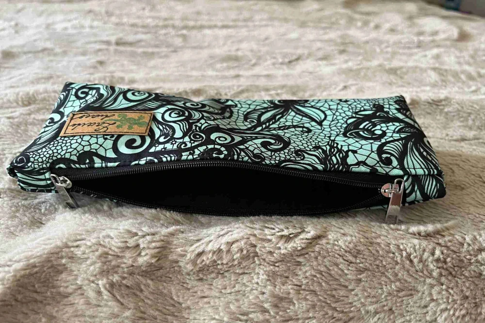 Penálek na tužky černá krajka na mintu