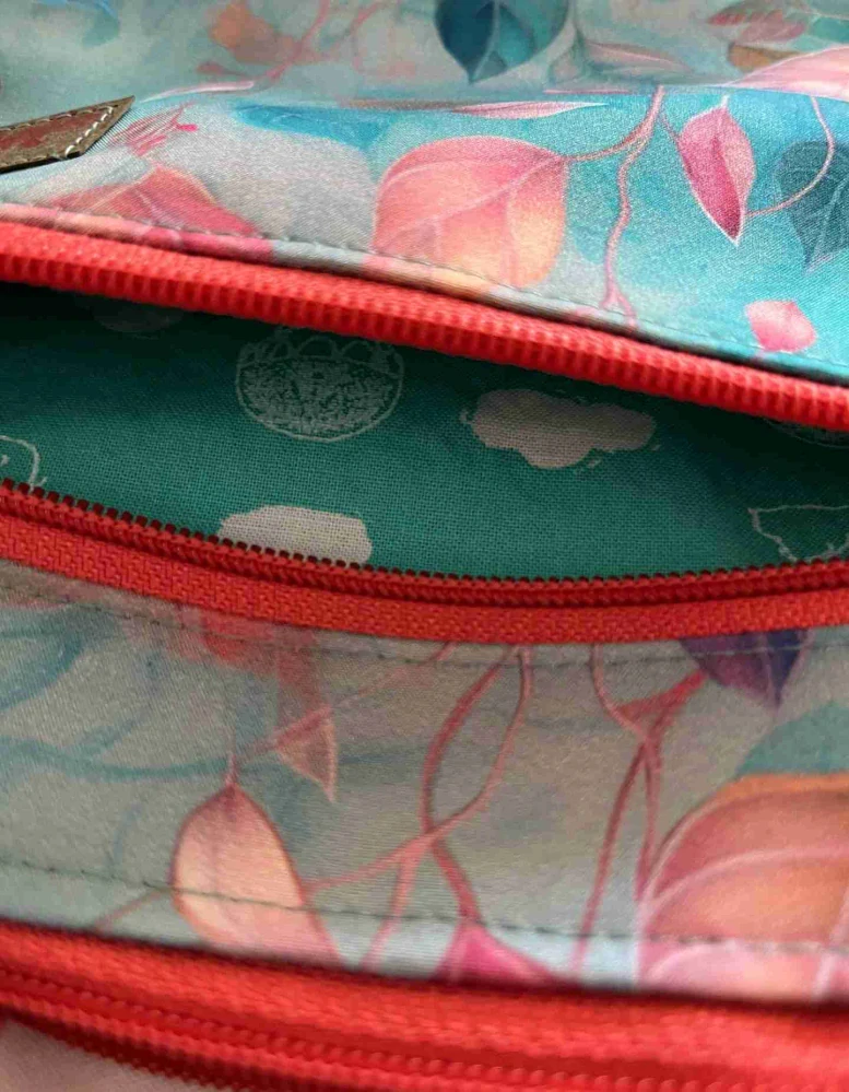 Malá kabelka crossbody "Maličká" duhové lískty oranžový zip