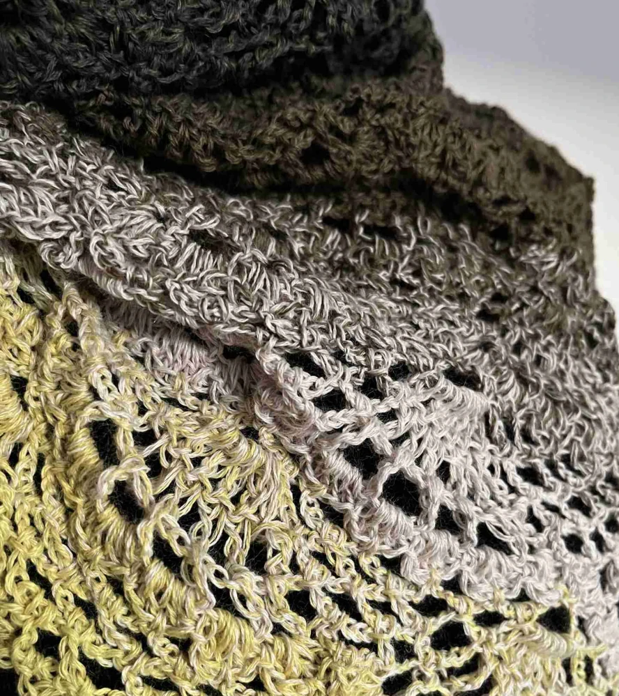 háčkovaný šátek hnědozelené žlutozelená