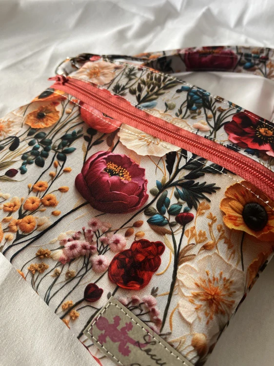 Malá kabelka crossbody "Maličká" barevné květy