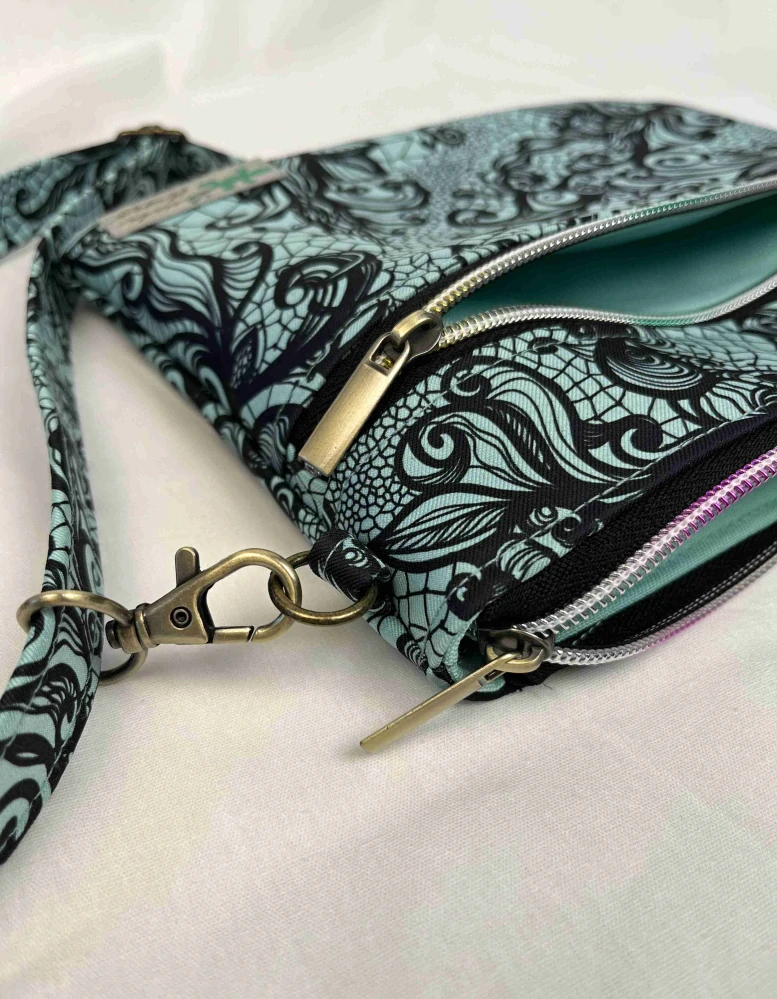 Malá kabelka crossbody "Maličká" černá krajka na mintovém podkladu