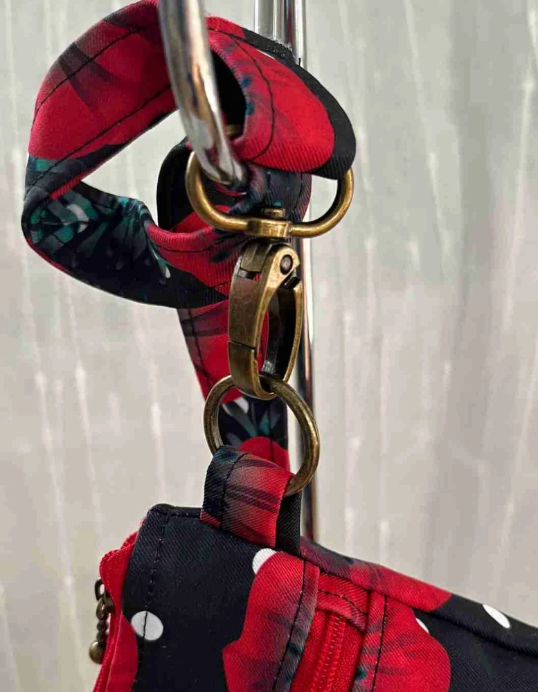 Malá kabelka crossbody "Maličká" červené máky na černé