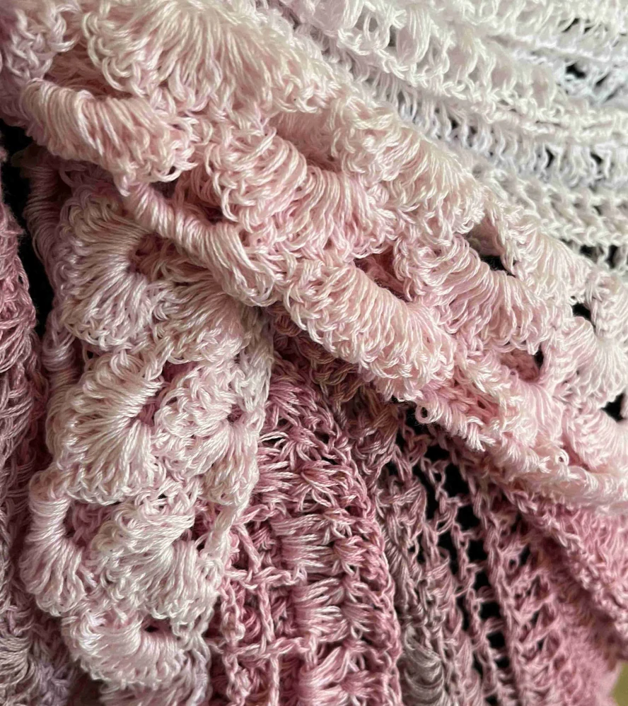 Háčkovaný šátek bílá, světlá růžová, růžová, terakota, studené odstíny 