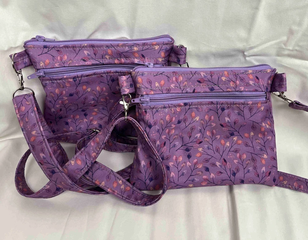 Malá kabelka crossbody "Maličká" lístky fialová