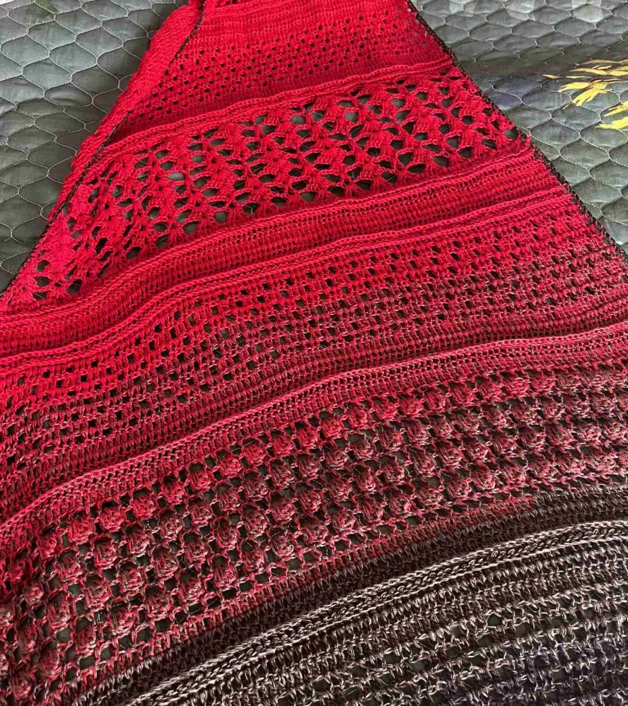 Háčkovaný šátek červeno černá
