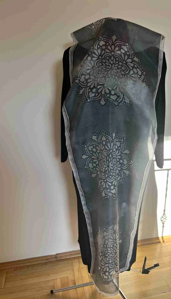 Hedvábná šála mandale v šedé