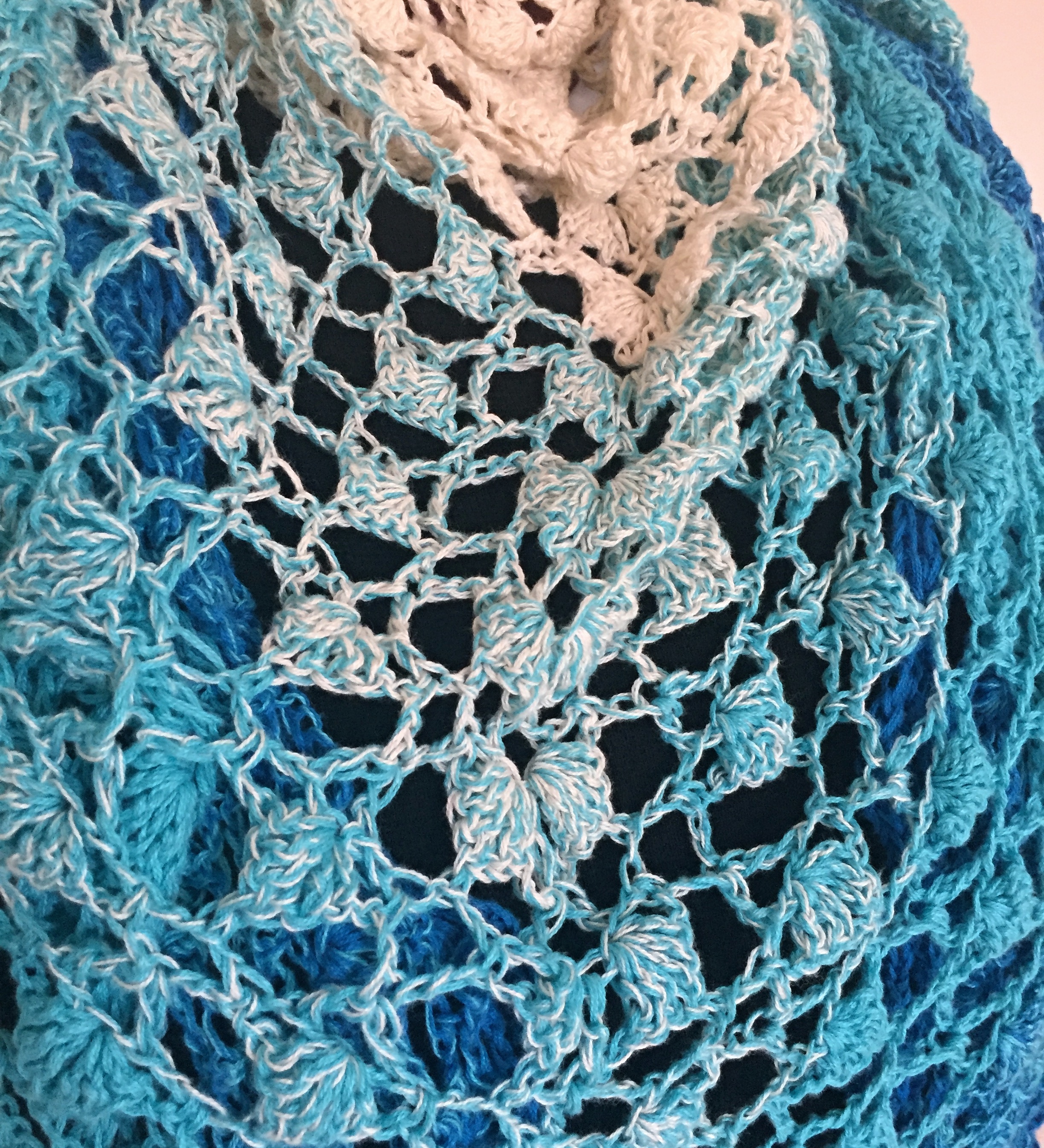 Háčkovaný šátek modrý