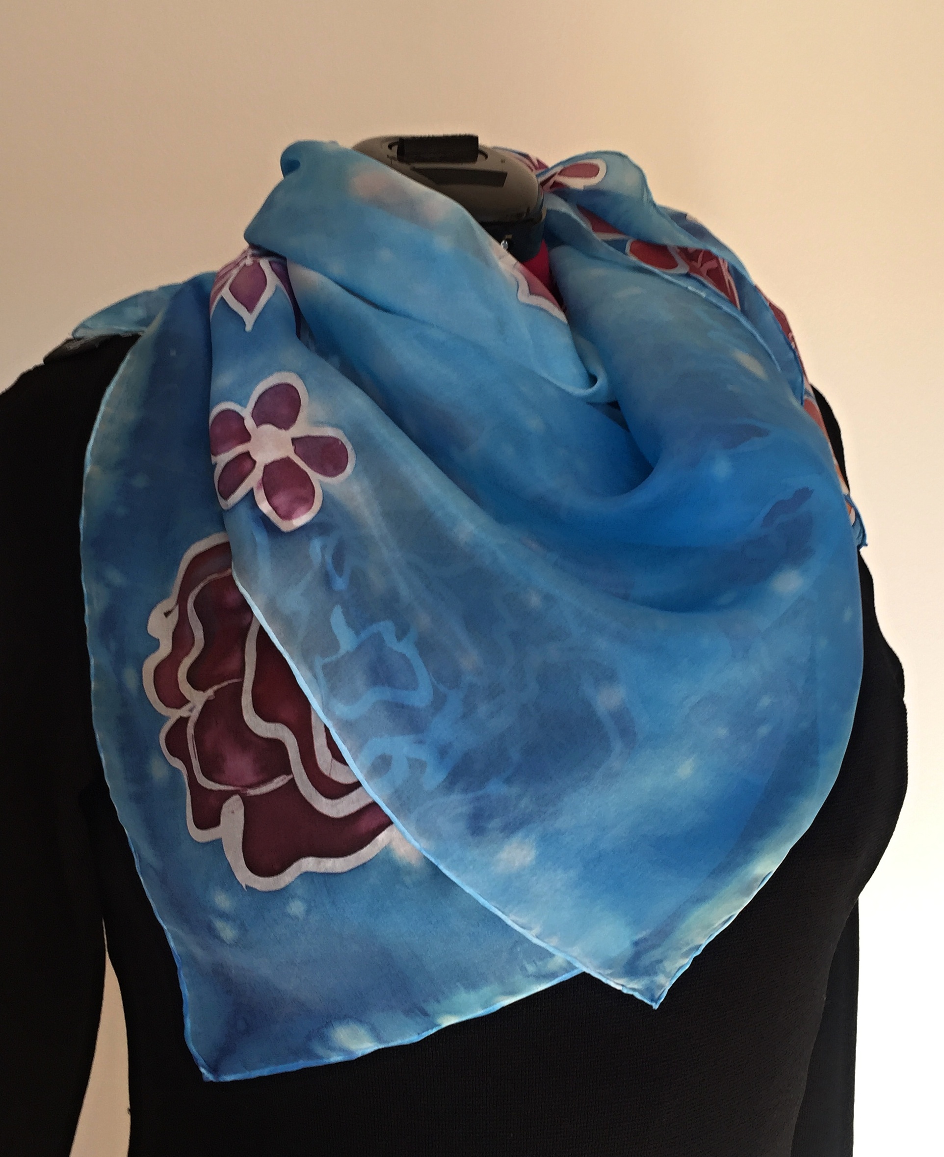 Hedvábný šátek květy s modrou