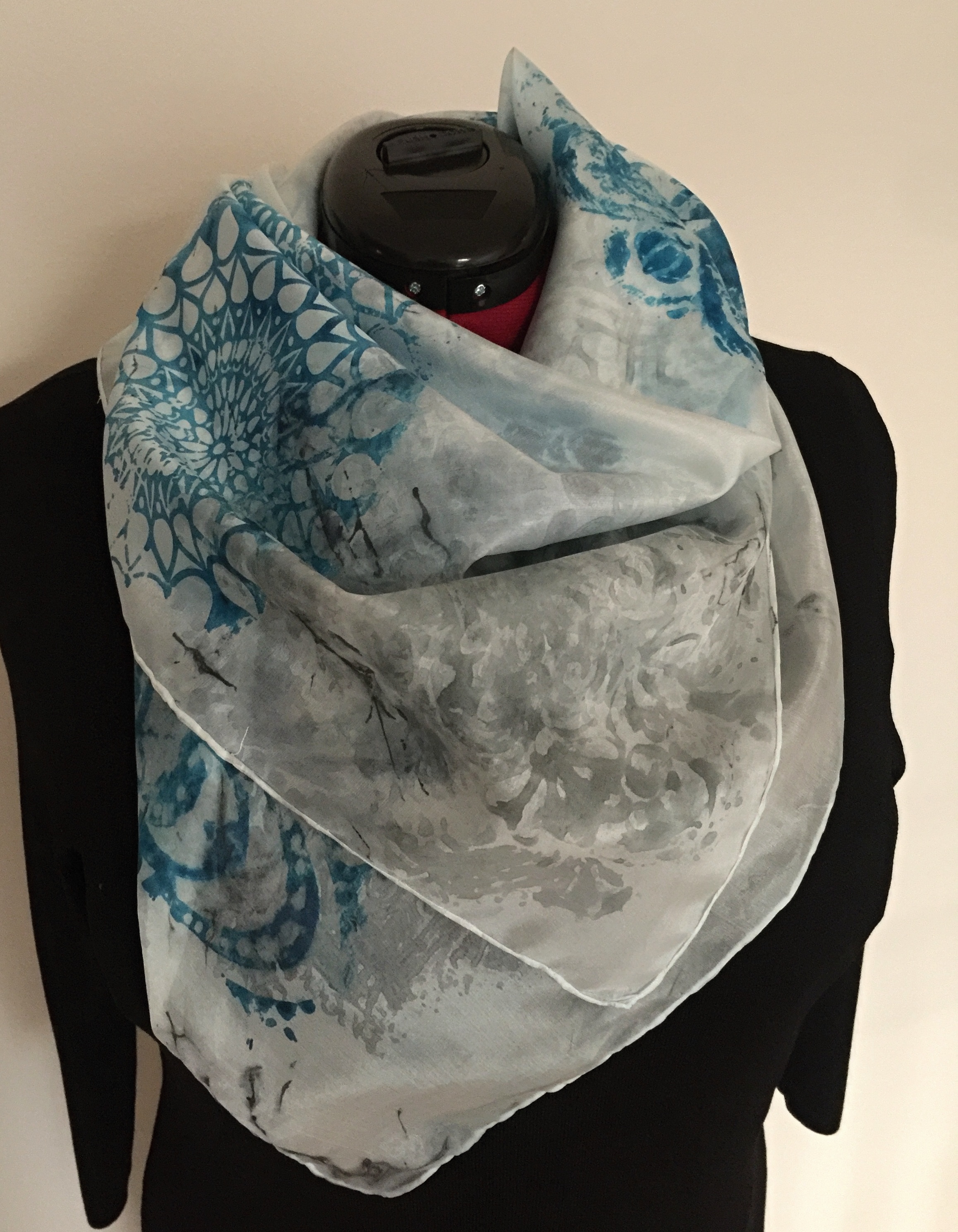 Hedvábný šátek  mandaly petrolejová 