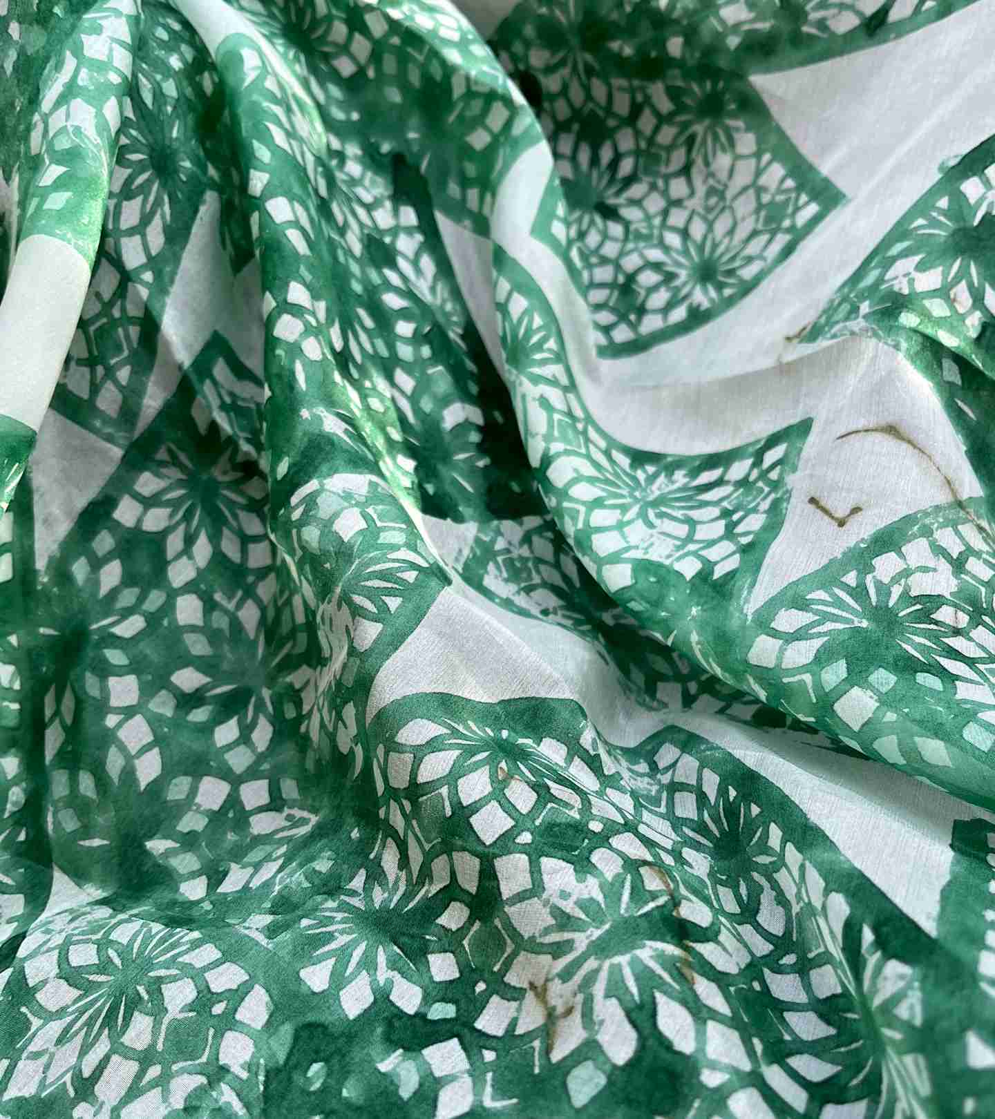 Hedvábný šátek tmavě zelená tisk