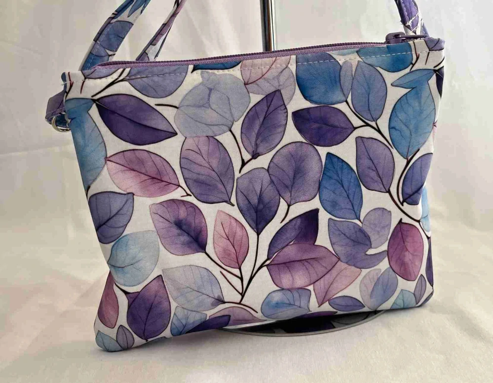 Malá kabelka crossbody "Maličká" fialové lístky