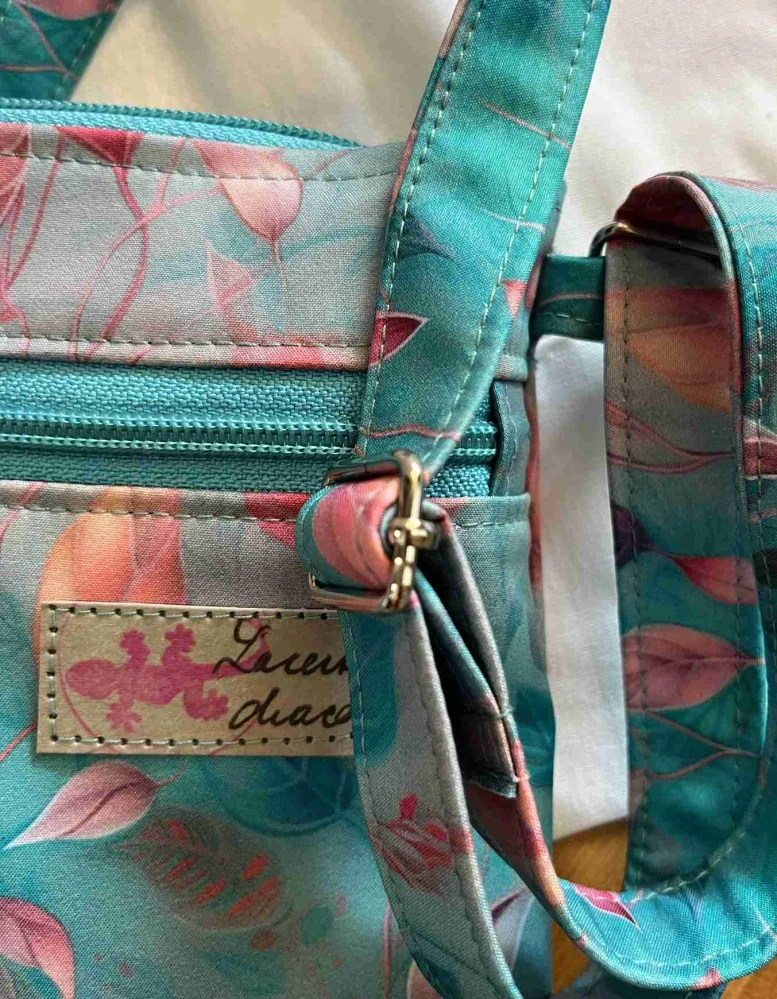Malá kabelka crossbody "Maličká" duhové lístky modrý zip