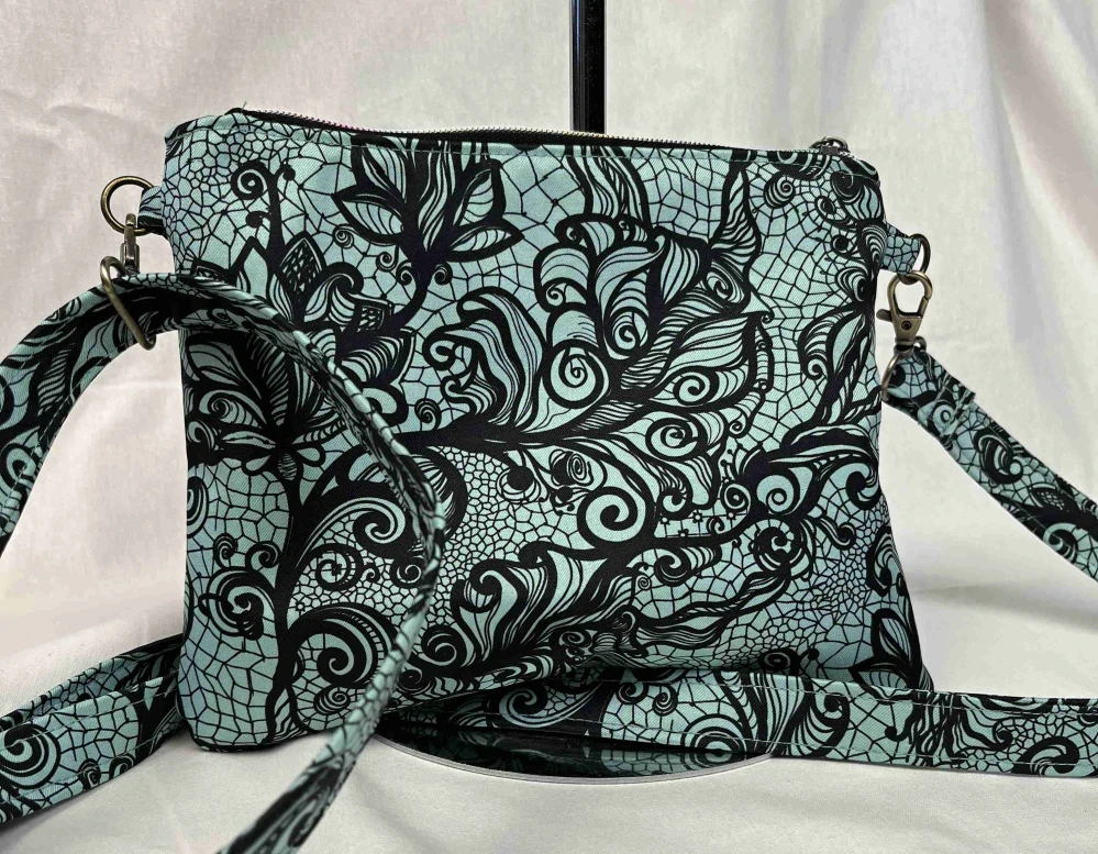 Malá kabelka crossbody "Maličká" černá krajka na mintovém podkladu