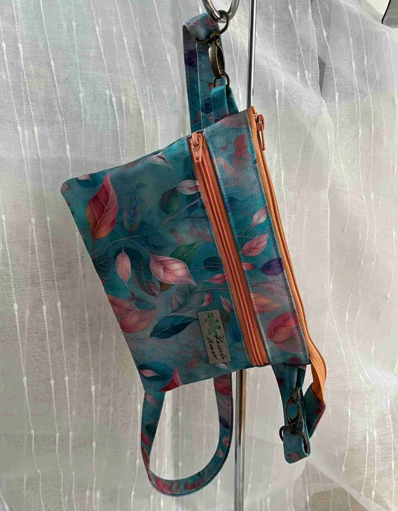 Malá kabelka crossbody barevné listy na modré