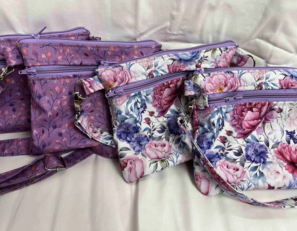 Malá kabelka crossbody "Maličká" lístky fialová