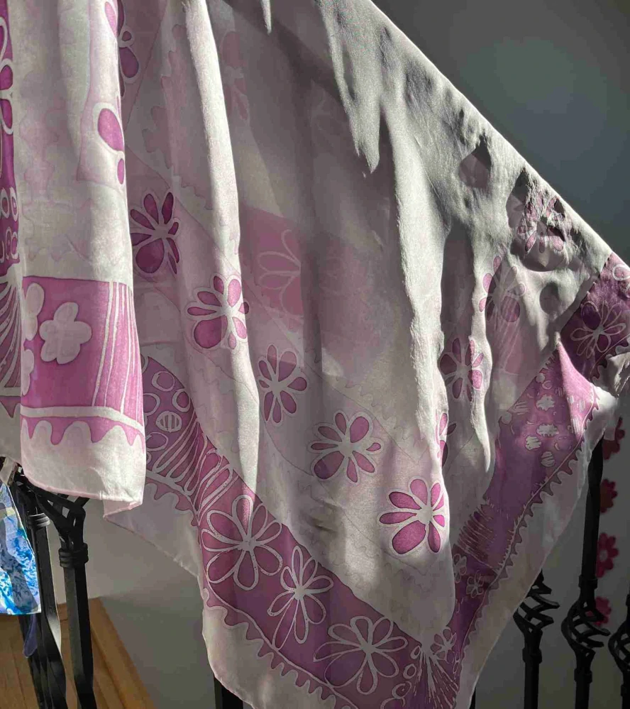 hedvábný šátek kytičky purpurová