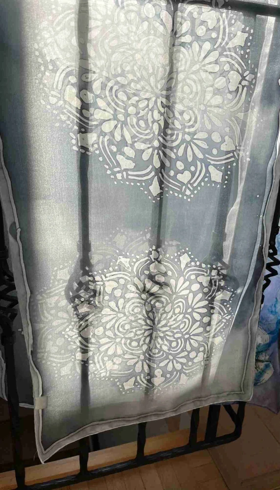 Hedvábná šála mandale v šedé