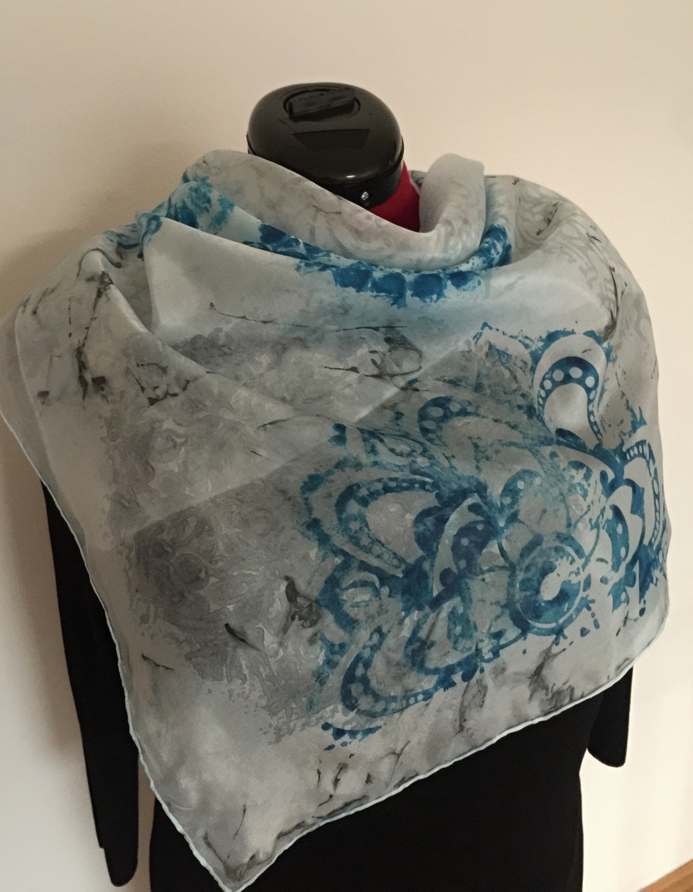 Hedvábný šátek  mandaly petrolejová 