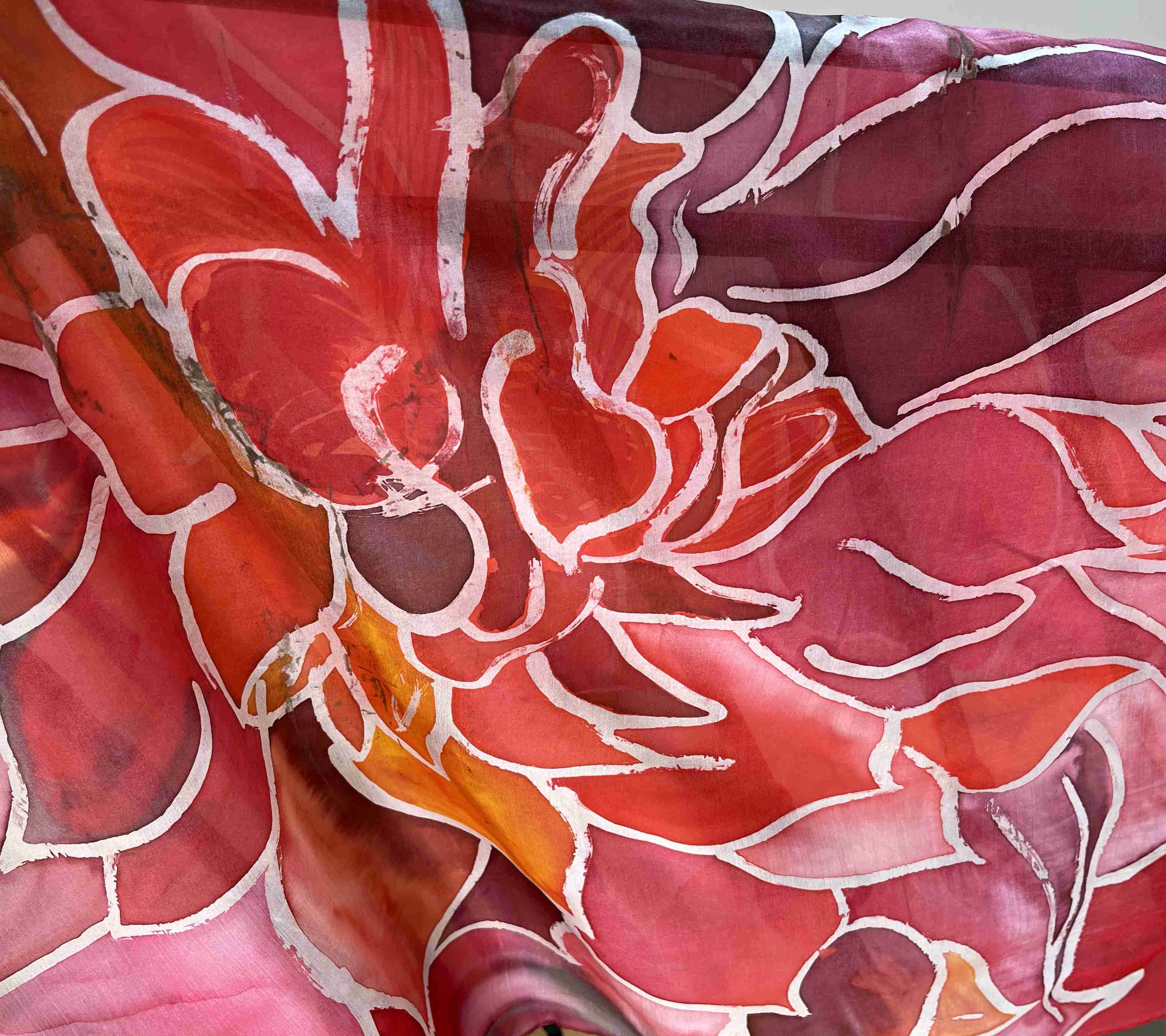 Hedvábný šátek červený květ