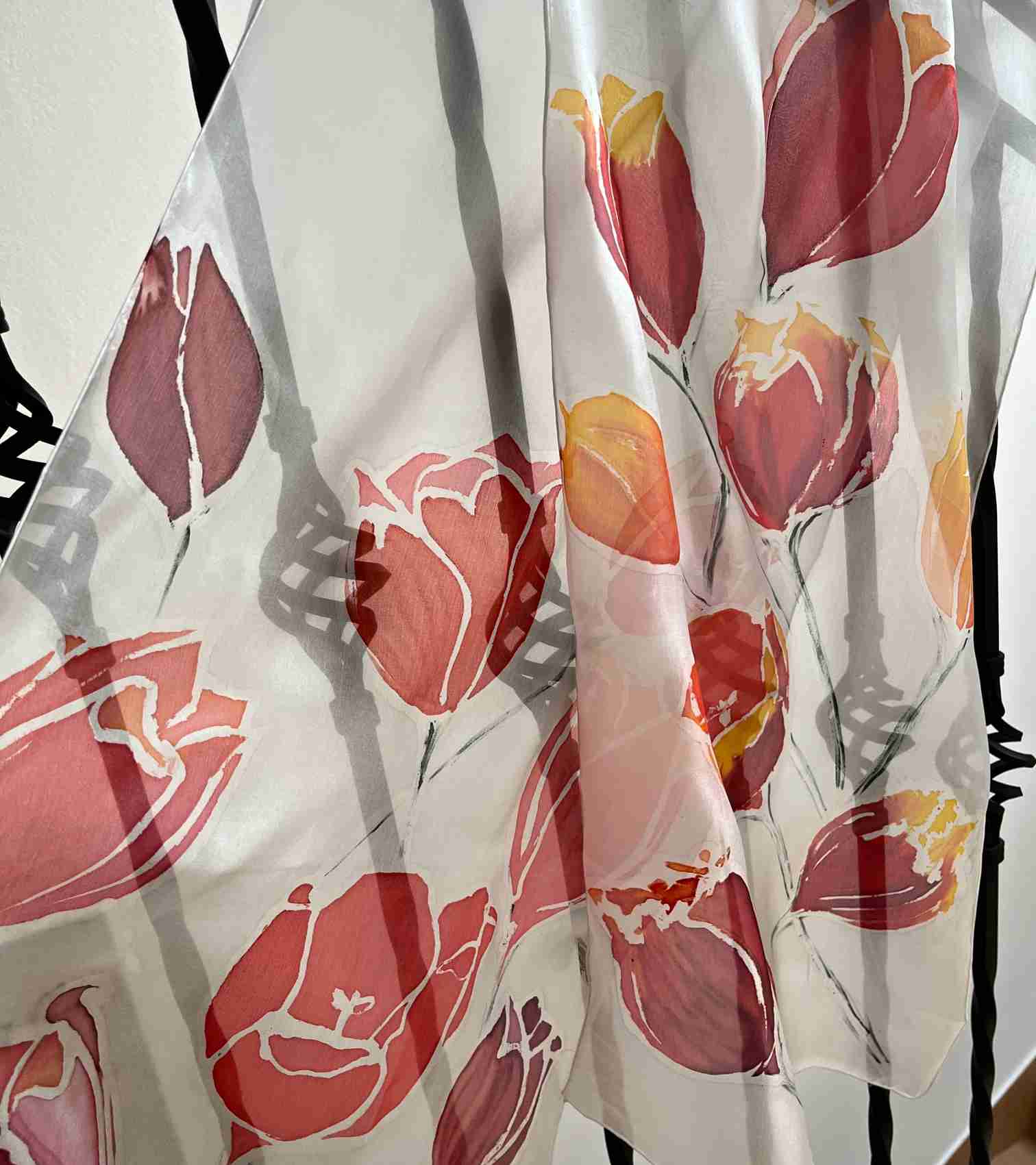 Hedvábný šál tulipány červená a žlutá