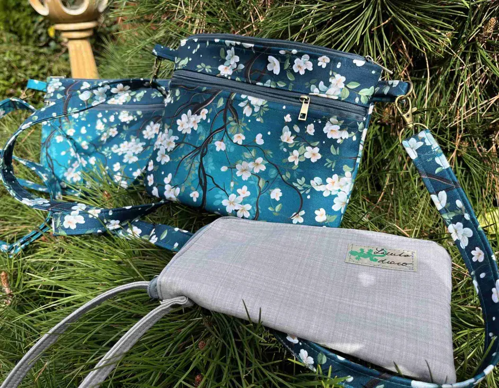 Maličká s jemnými kvítky