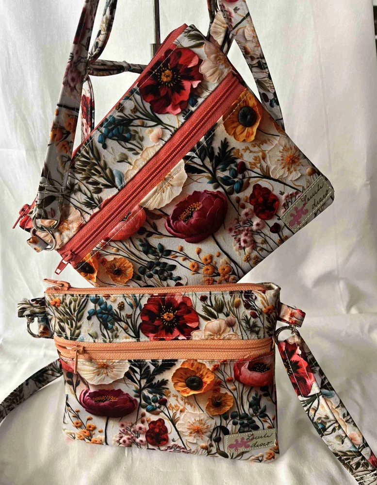 Malá kabelka crossbody "Maličká" barevné květy