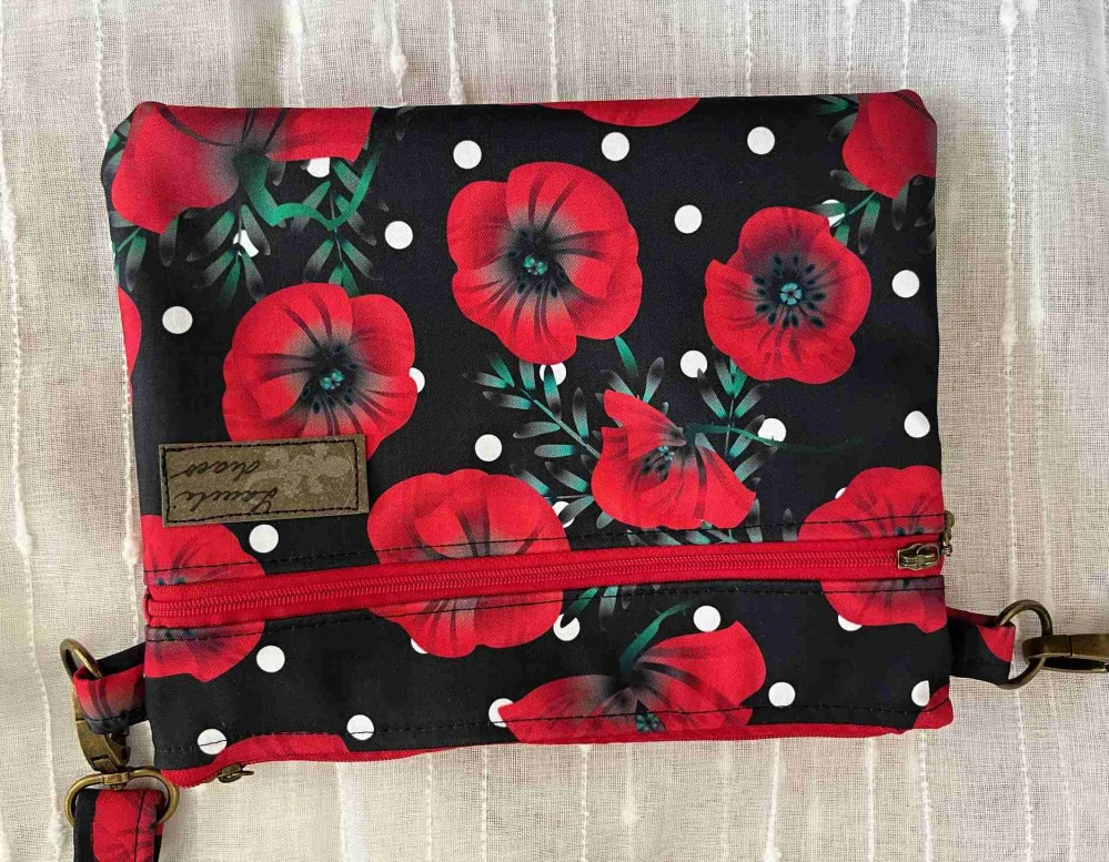 Malá kabelka crossbody "Maličká" červené máky na černé