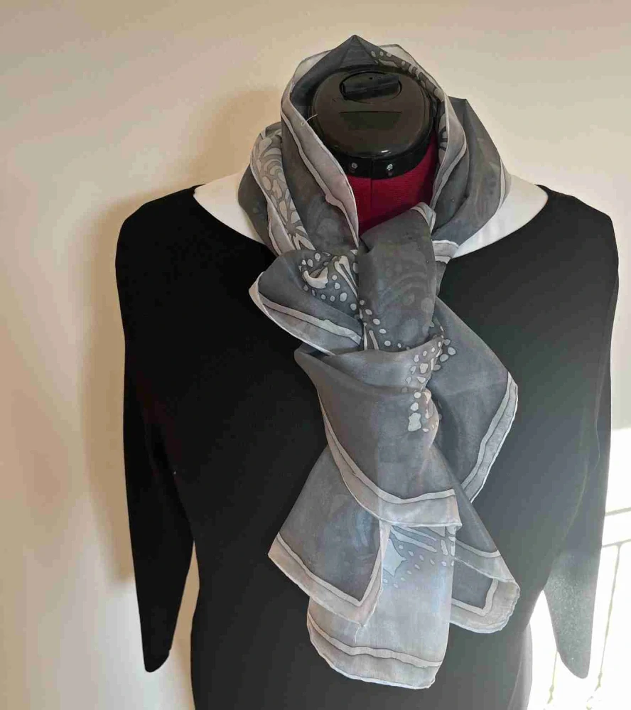 Hedvábná šála mandale v šedé