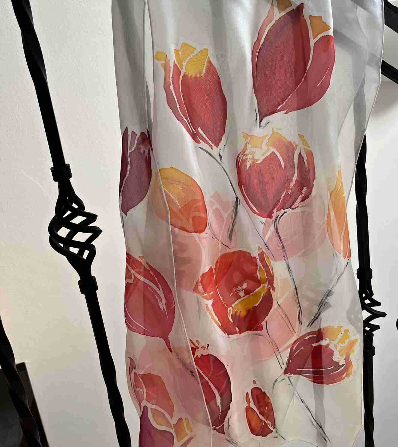 Hedvábný šál tulipány červená a žlutá