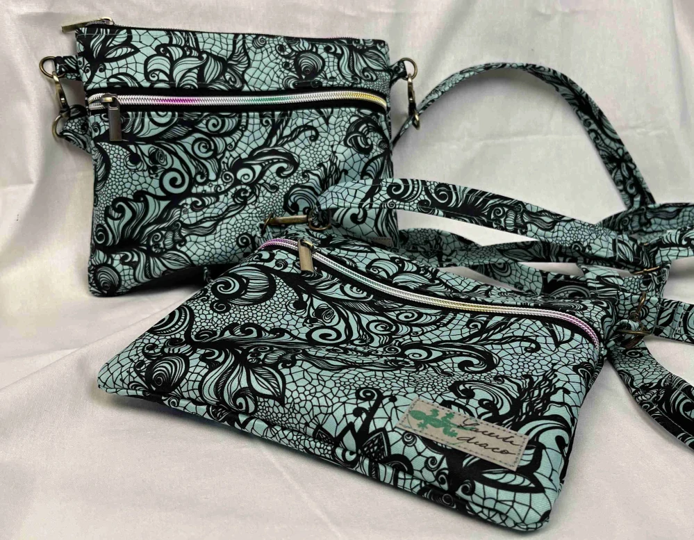 Malá kabelka crossbody "Maličká" černá krajka na mintovém podkladu