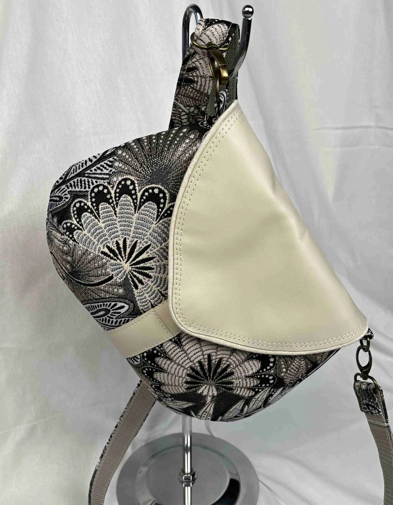 Malá kabelka Colette krémová s květy