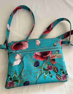 Malá kabelka crossbody "Maličká" ve světle modré s máky