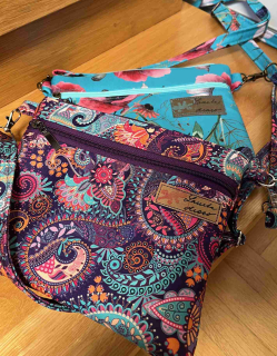 Malá kabelka crossbody "Maličká" fialová se vzorem paisley