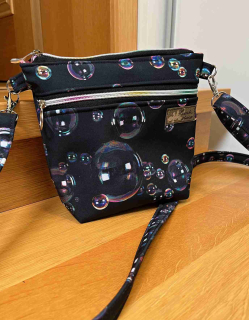 Taštička maličká černá s bublinkami