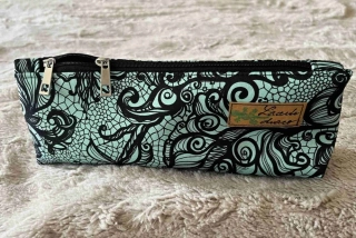 Penálek na tužky černá krajka na mintu