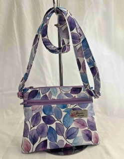 Malá kabelka crossbody "Maličká" fialové lístky