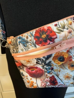 Malá kabelka crossbody "Maličká" barevné květy
