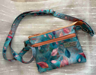 Malá kabelka crossbody barevné listy na modré