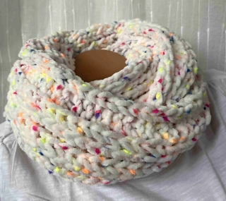 šála pletená bíla s barevnou nití