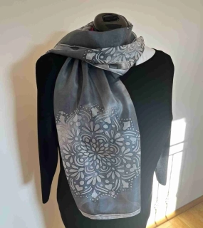 Hedvábná šála mandale v šedé